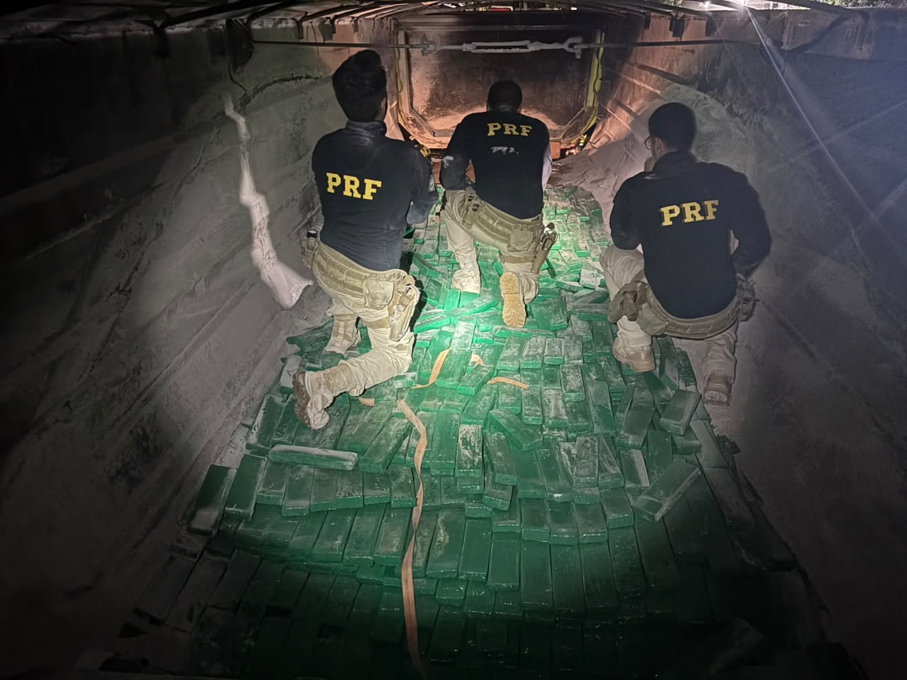 Quase 3,5 toneladas de drogas são apreendidas em caminhões na BR-262