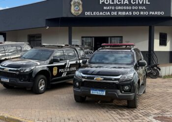 Agressor pula muros e invade imóveis para tentar escapar da polícia