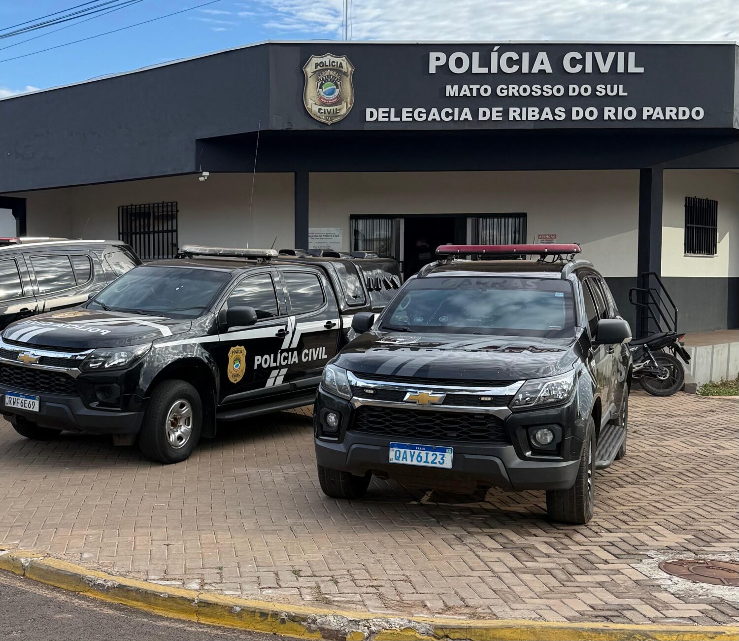 Agressor pula muros e invade imóveis para tentar escapar da polícia