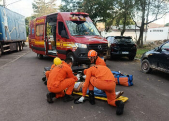 Jovem fica ferida após cair de bicicleta elétrica em frente a anfiteatro