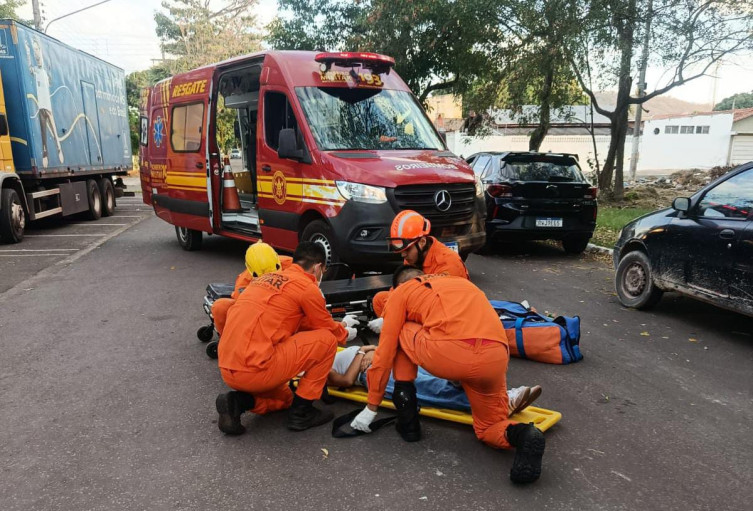Jovem fica ferida após cair de bicicleta elétrica em frente a anfiteatro
