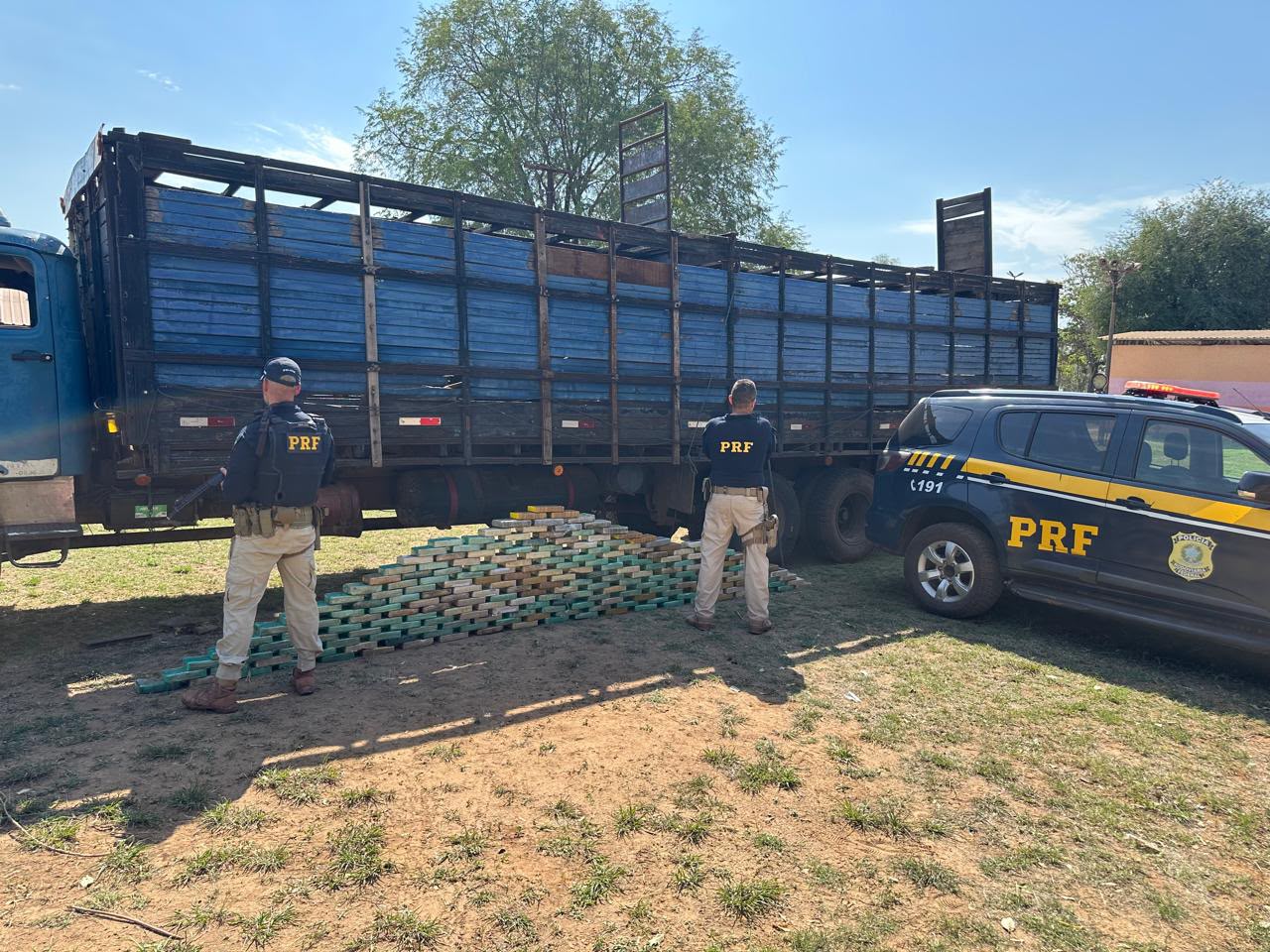 PRF apreende 195 quilos de cocaína escondidos em caminhão que transportava bovinos