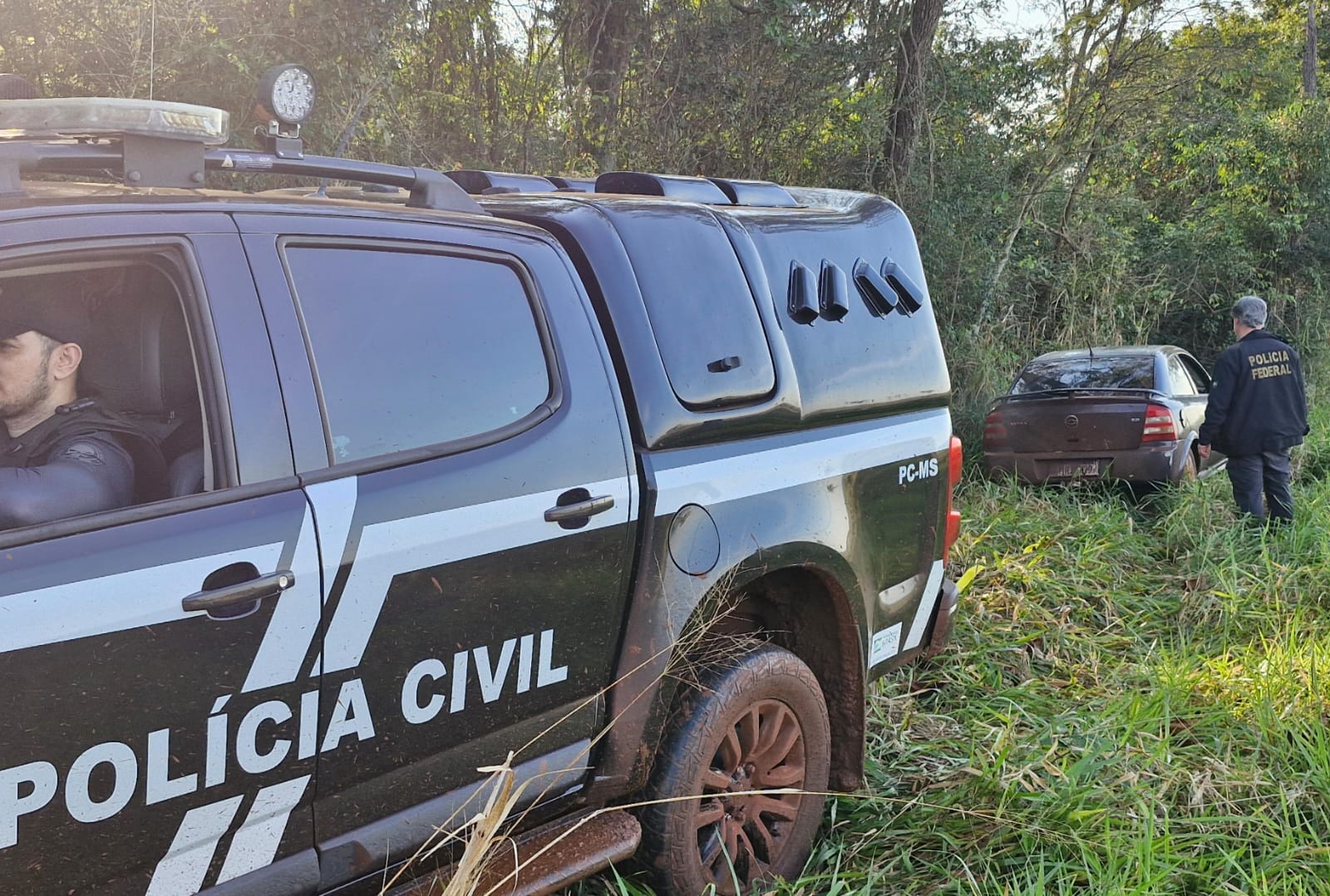 Operação apreende 25 veículos com mercadorias do Paraguai após perseguição em MS