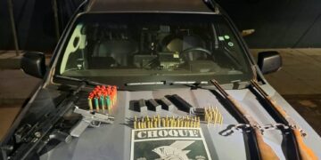 Denúncia leva polícia a sítio e revela arsenal com três armas e dezenas de munições