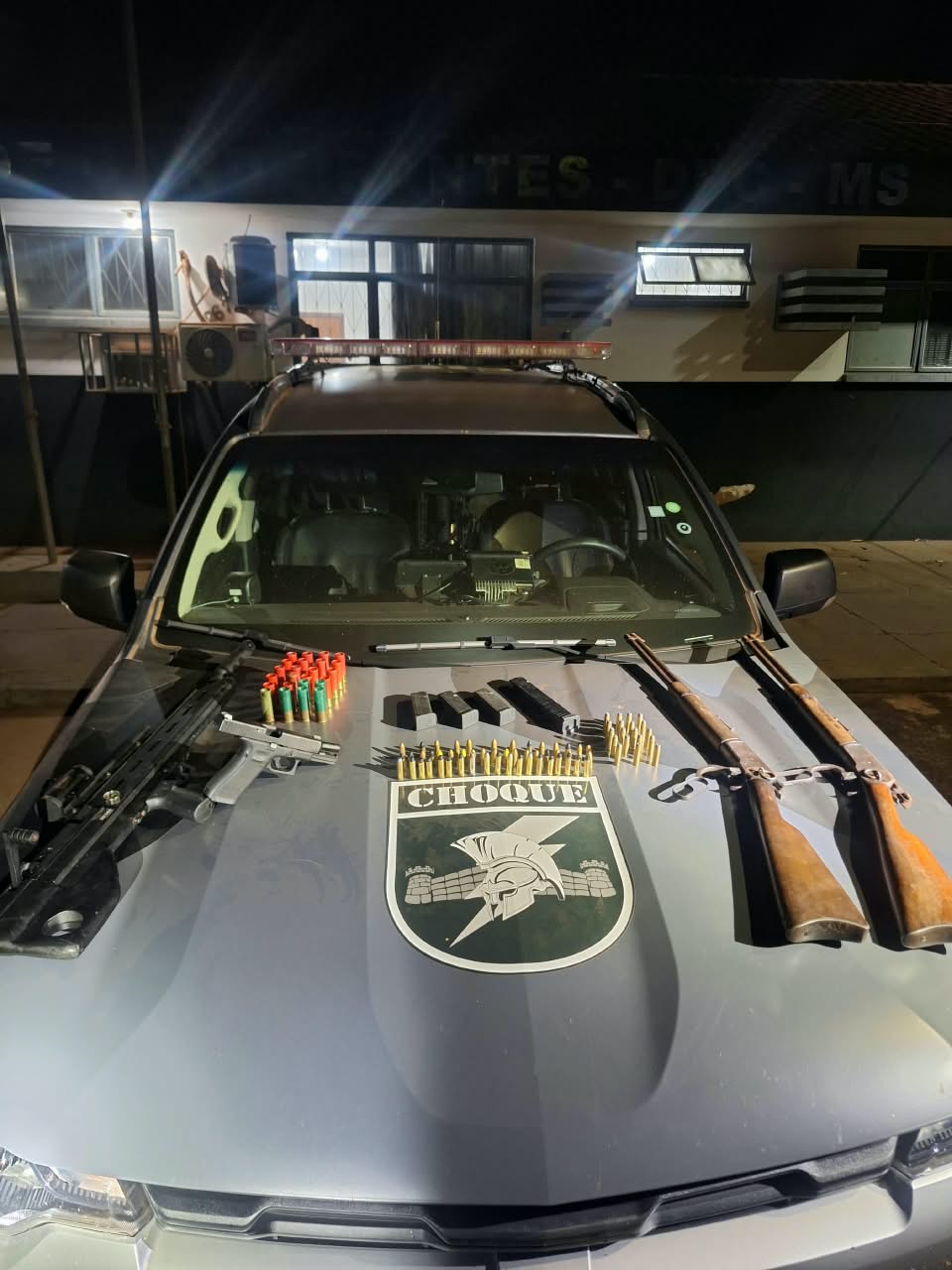 Denúncia leva polícia a sítio e revela arsenal com três armas e dezenas de munições