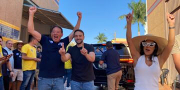 Com adesivaço, Gerson Claro inicia campanha à reeleição destacando experiência e resultados