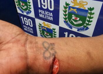Homem é preso após ameaçar de morte e tentar enforcar mulher Homem é preso após ameaçar de morte e tentar enforcar mulher