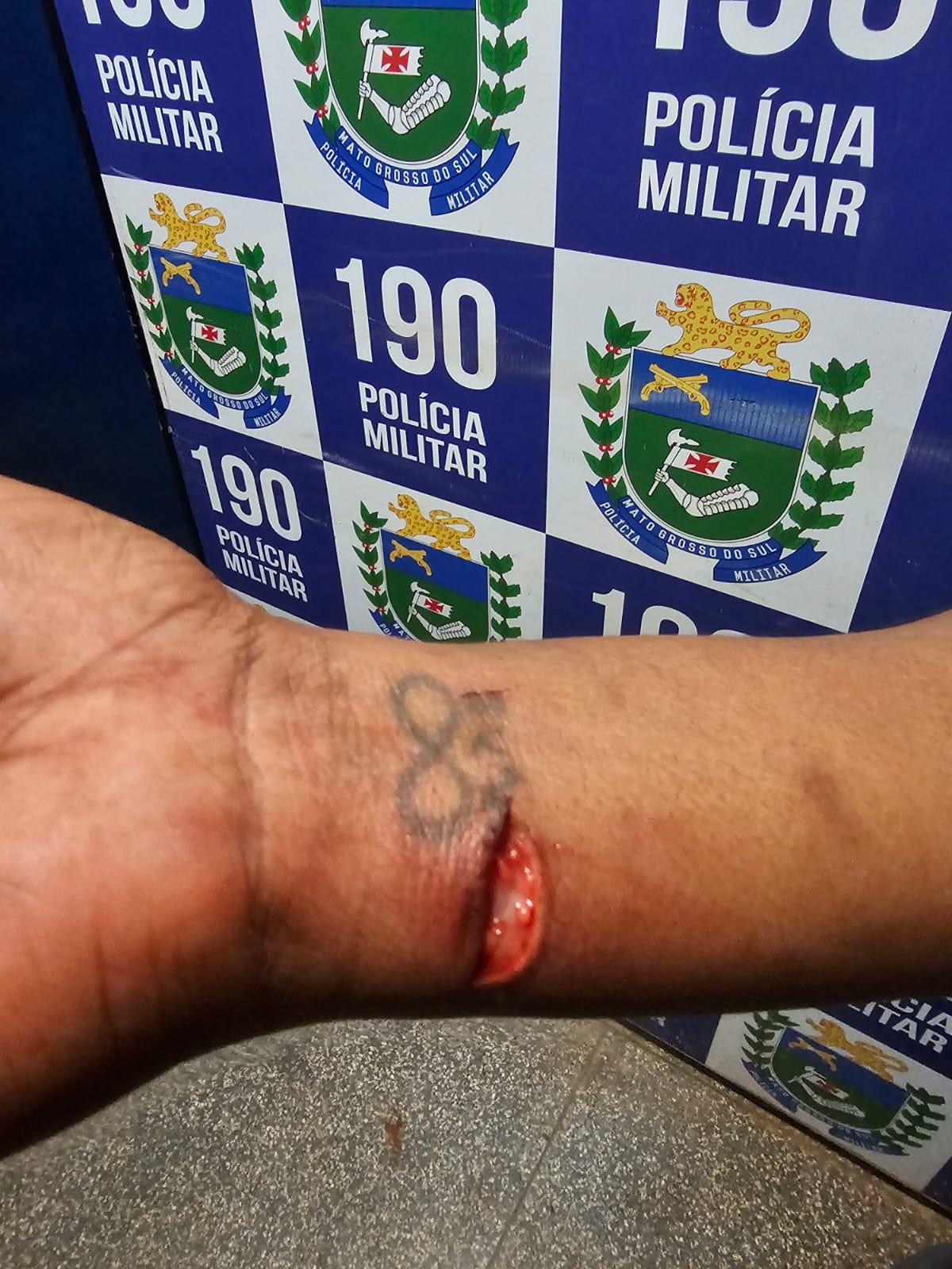 Homem é preso após ameaçar de morte e tentar enforcar mulher