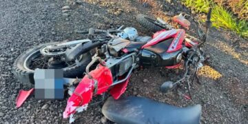 Mulher morre após moto em que estava com marido ser atingida por carreta na MS-156