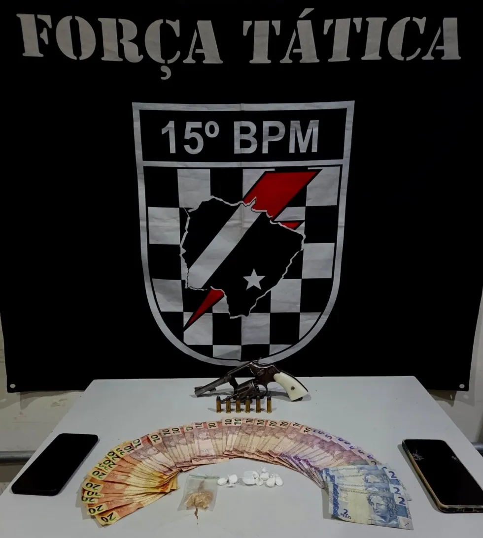 Força Tática prende suspeito de disparos com revólver carregado e drogas
