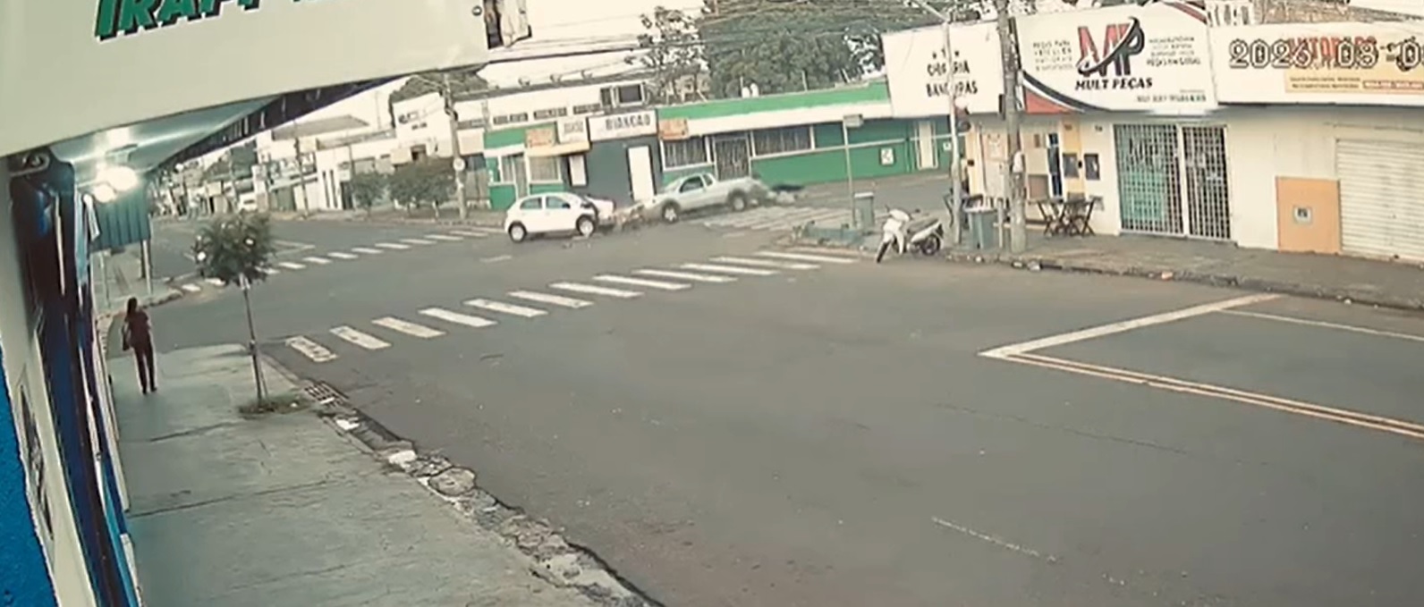 Batida em cruzamento deixa criança e idoso feridos em Campo Grande