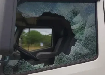 Embriagado, homem quebra janela de caminhão após ter chave retirada em Chapadão do Sul Embriagado, homem quebra janela de caminhão após ter chave retirada em Chapadão do Sul