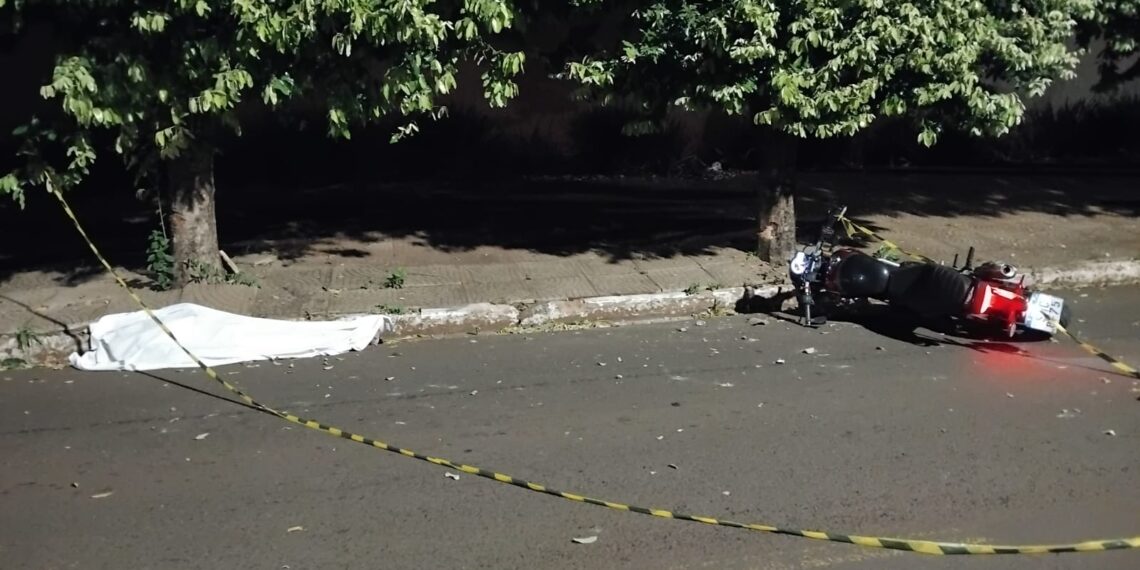 Motociclista morre após bater contra árvore durante a noite em Campo Grande