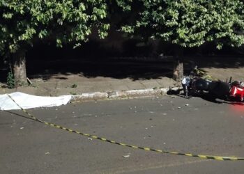 Motociclista morre após bater de frente contra árvore durante a noite em Campo Grande