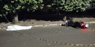 Motociclista morre após bater contra árvore durante a noite em Campo Grande