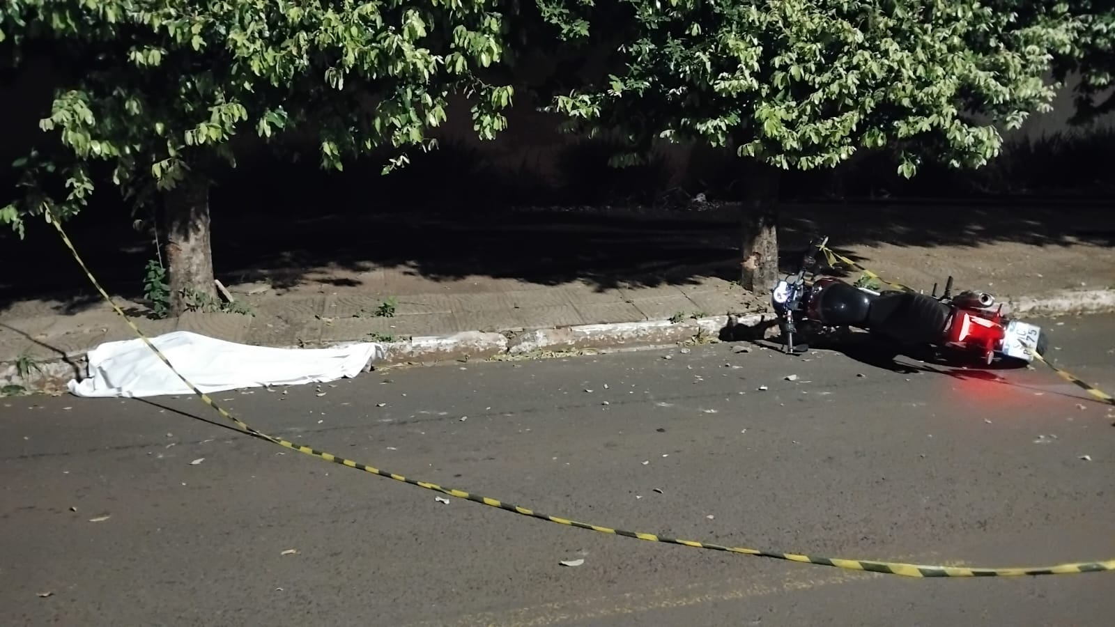Motociclista morre após bater contra árvore durante a noite em Campo Grande