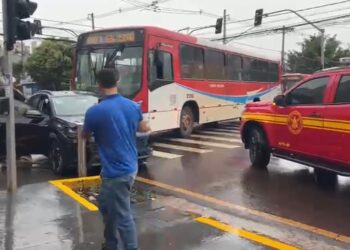 Turistas sul-africanos sofrem acidente com ônibus no centro de Campo Grande