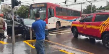 Turistas sul-africanos sofrem acidente com ônibus no centro de Campo Grande