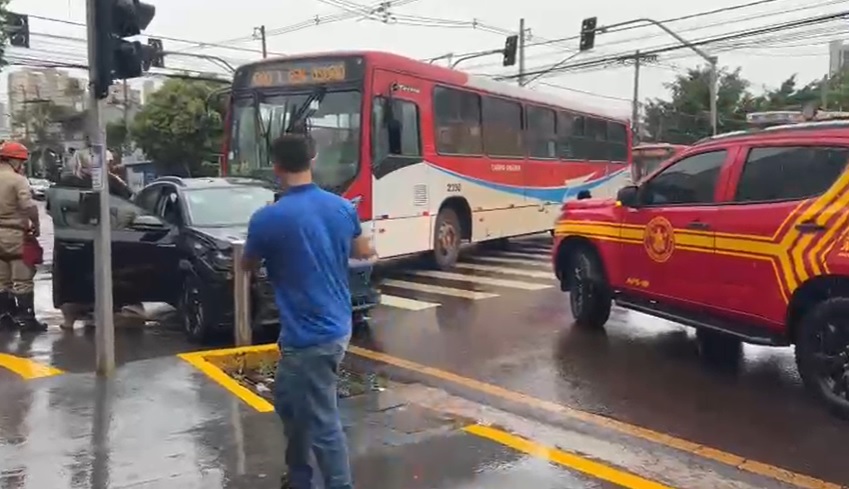 Turistas sul-africanos sofrem acidente com ônibus no centro de Campo Grande
