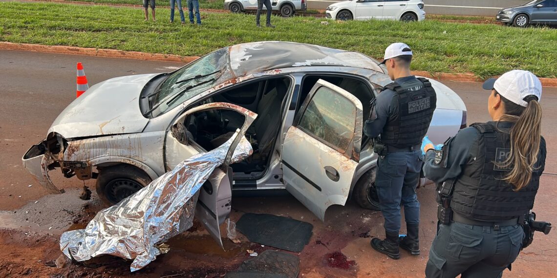Homem morre após carro bater em muro e capotar na Avenida Guaicurus, em Campo Grande