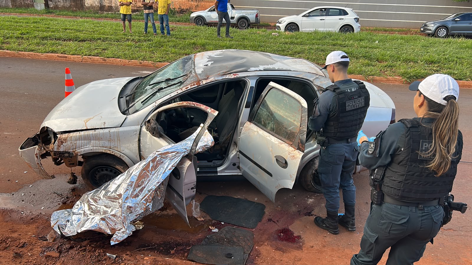 Homem morre após carro bater em muro e capotar na Avenida Guaicurus, em Campo Grande
