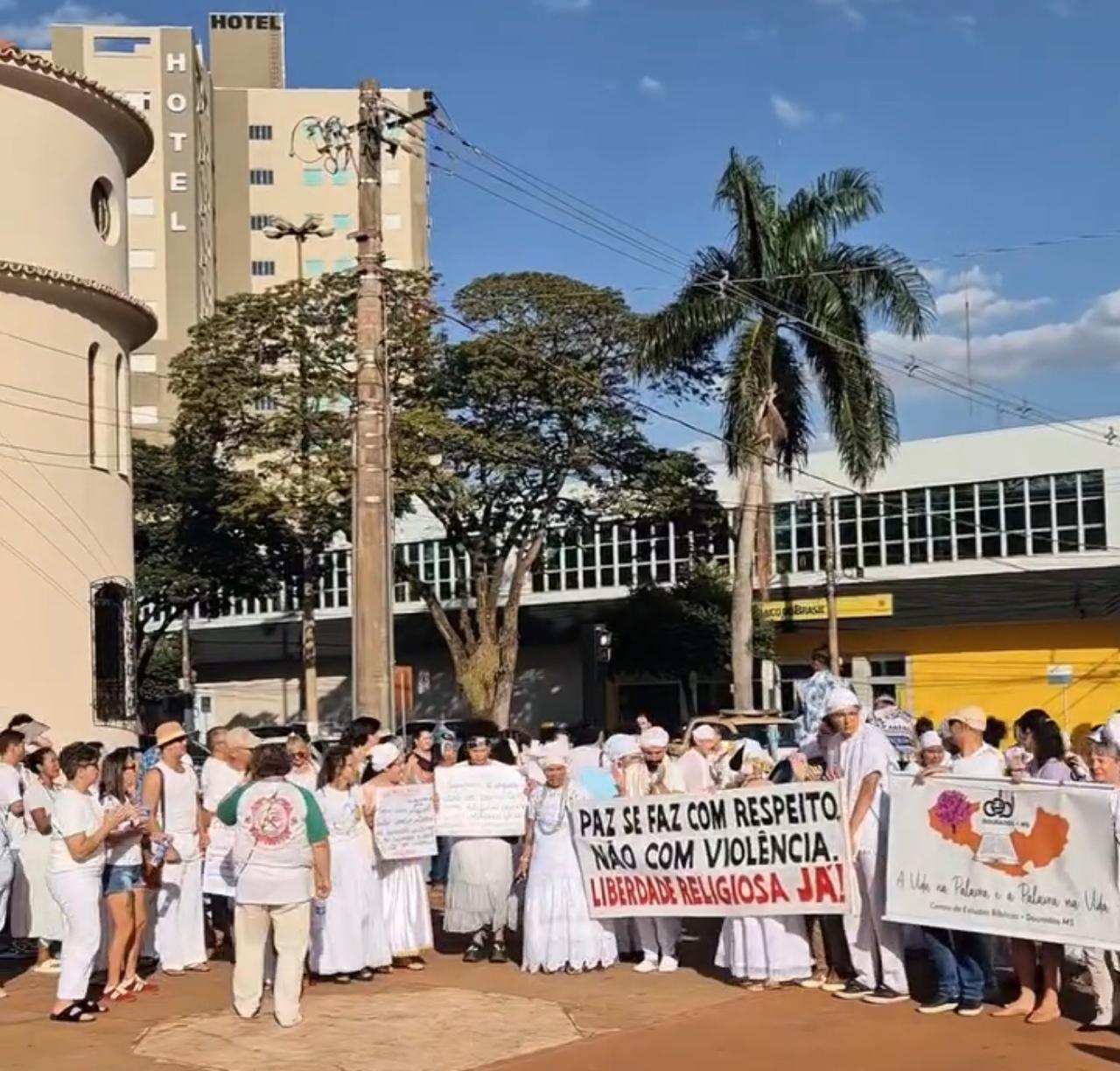 Vídeo: povos de terreiros marcham contra o racismo religioso em Dourados