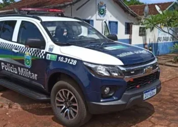Homem é preso após agredir esposa com soco e ameaçar incendiar casa Homem é preso após agredir esposa com soco e ameaçar incendiar casa