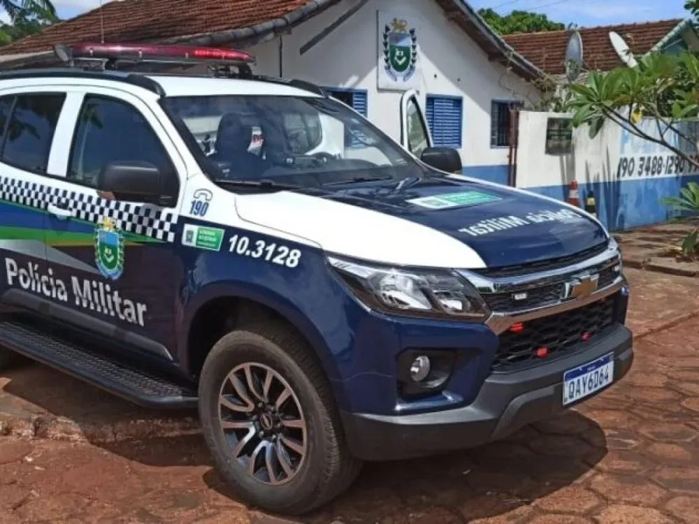 Homem é preso após agredir esposa com soco e ameaçar incendiar casa