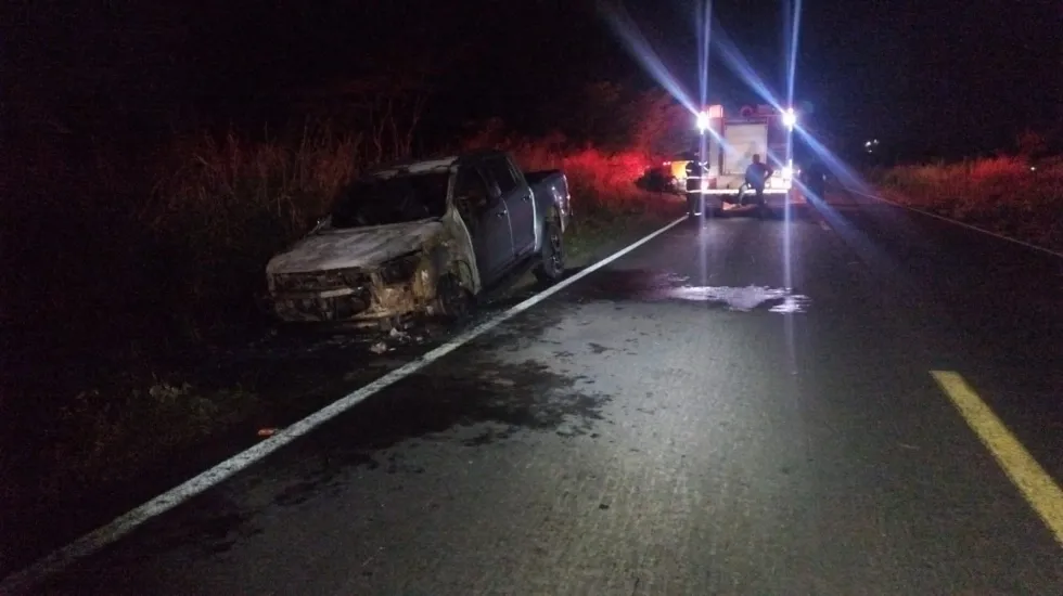 Motorista percebe fumaça, tira S10 da pista e caminhonete pega fogo na MS-276
