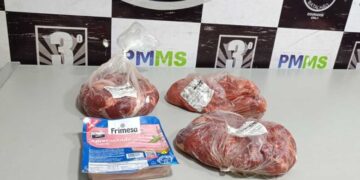 Homem é preso após esconder carnes na cintura e tentar sair sem pagar