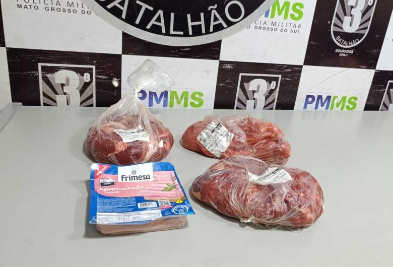 Homem é preso após esconder carnes na cintura e tentar sair sem pagar