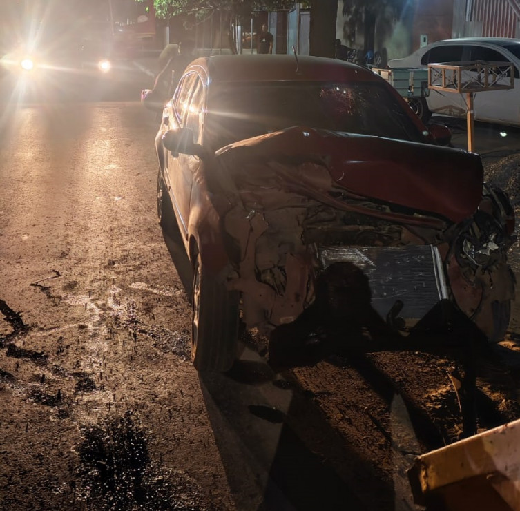 Motorista fica ferido após bater carro contra caçamba