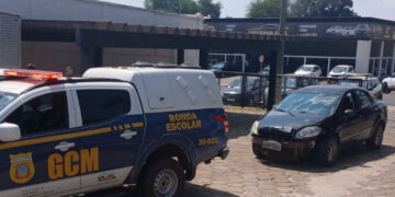 Carro furtado é encontrado em garagem após homem abandonar veículo