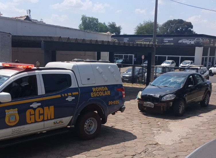 Carro furtado é encontrado em garagem após homem abandonar veículo