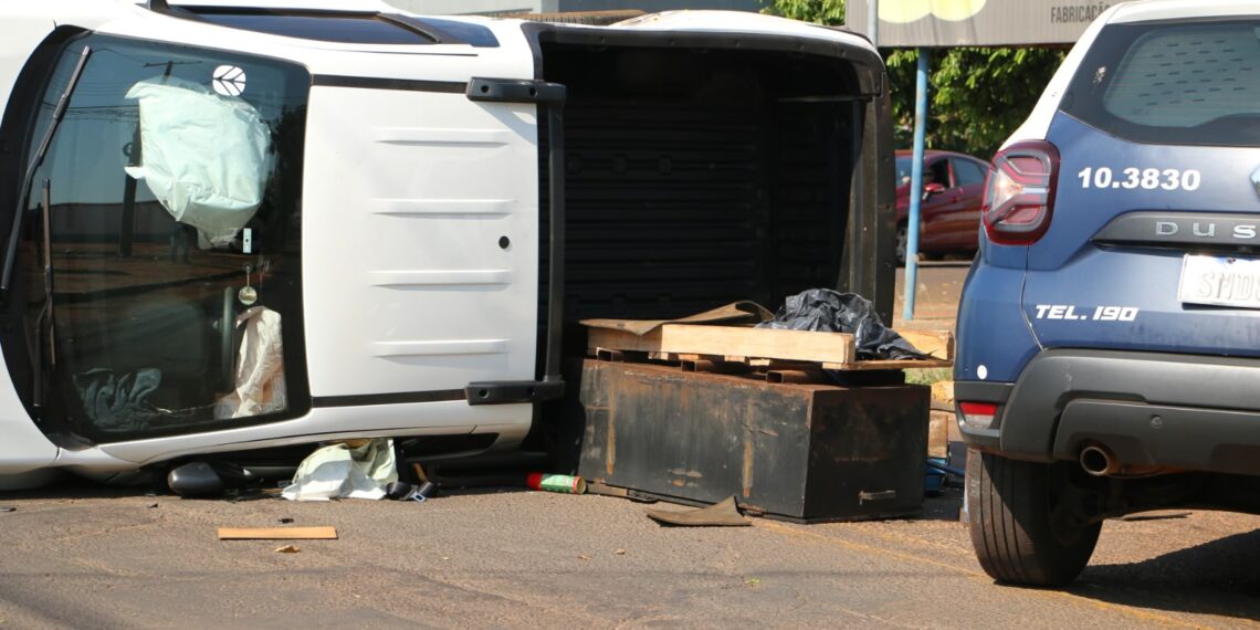 Strada tomba após batida com van em cruzamento de Campo Grande