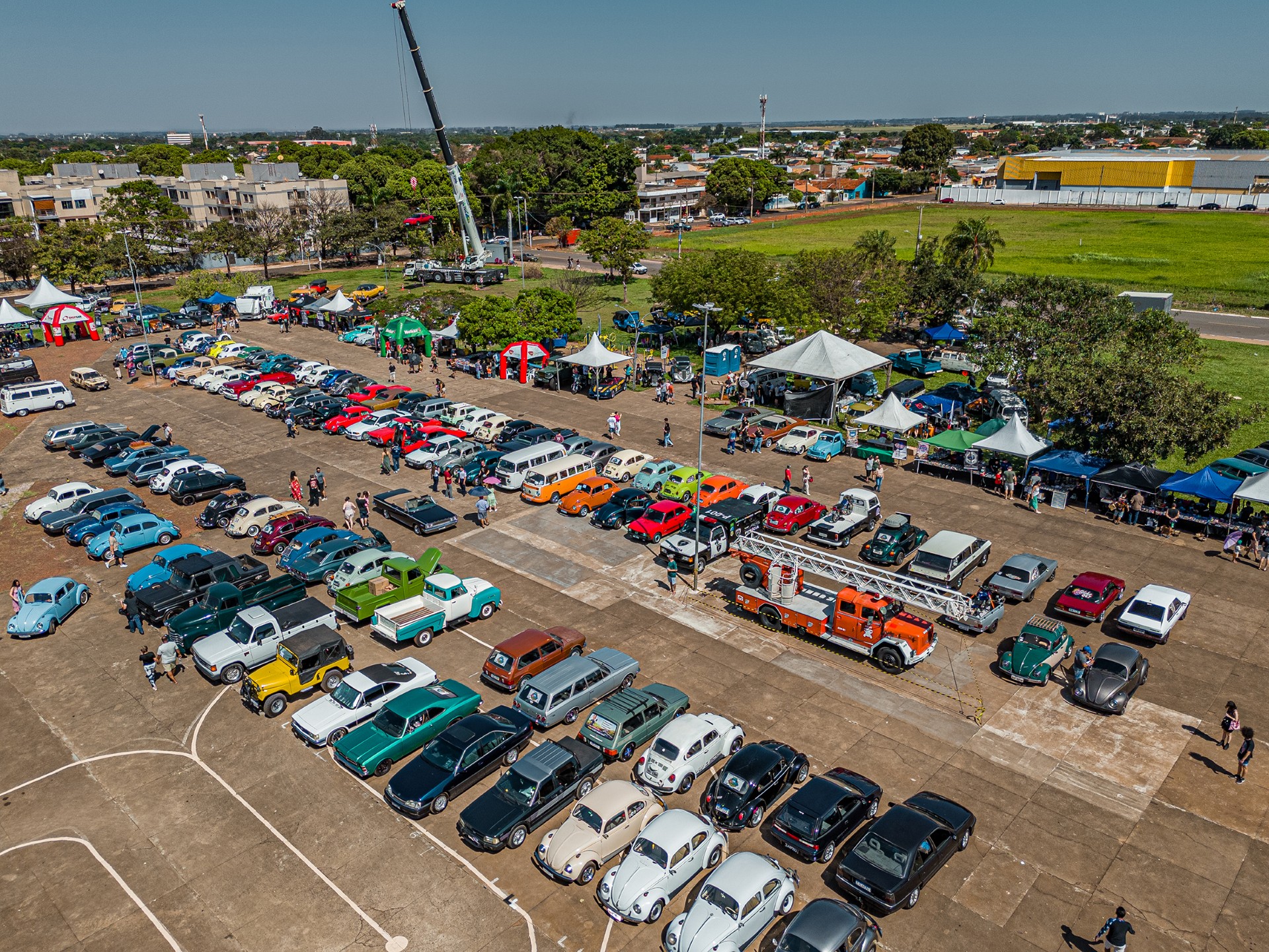 Encontro de carros antigos reúne mais de 30 mil pessoas em Campo Grande