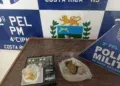 Adolescente é apreendido e mulher presa com drogas após fuga de moto