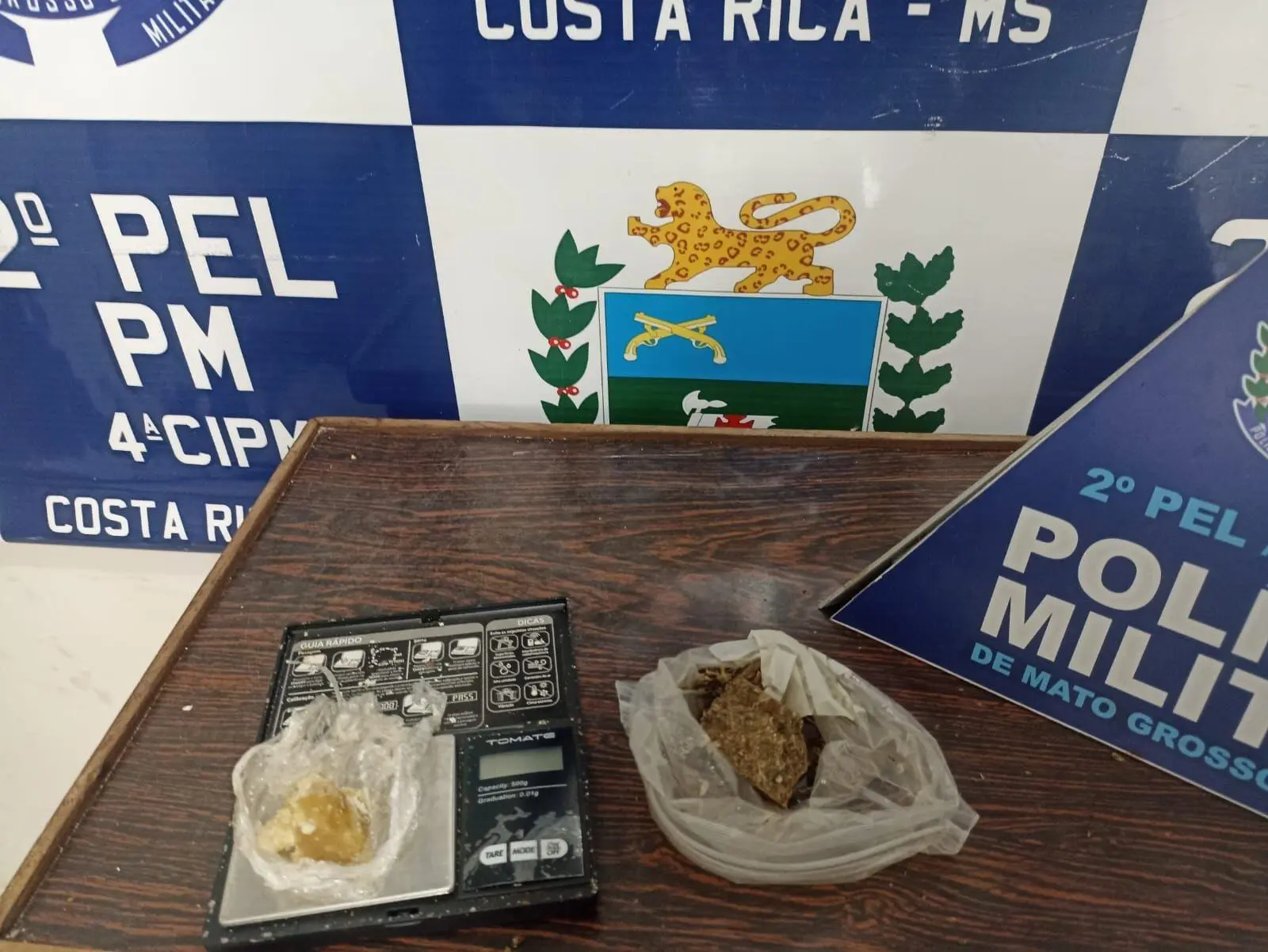 Adolescente é apreendido e mulher presa com drogas após fuga de moto