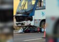 Motociclista morre após ficar preso sob micro-ônibus na MS-306 Motociclista morre após ficar preso sob micro-ônibus na MS-306