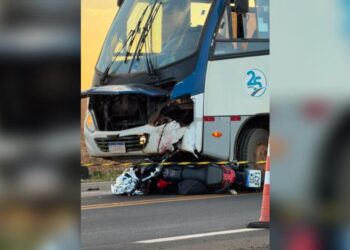 Motociclista morre após ficar preso sob micro-ônibus na MS-306 Motociclista morre após ficar preso sob micro-ônibus na MS-306
