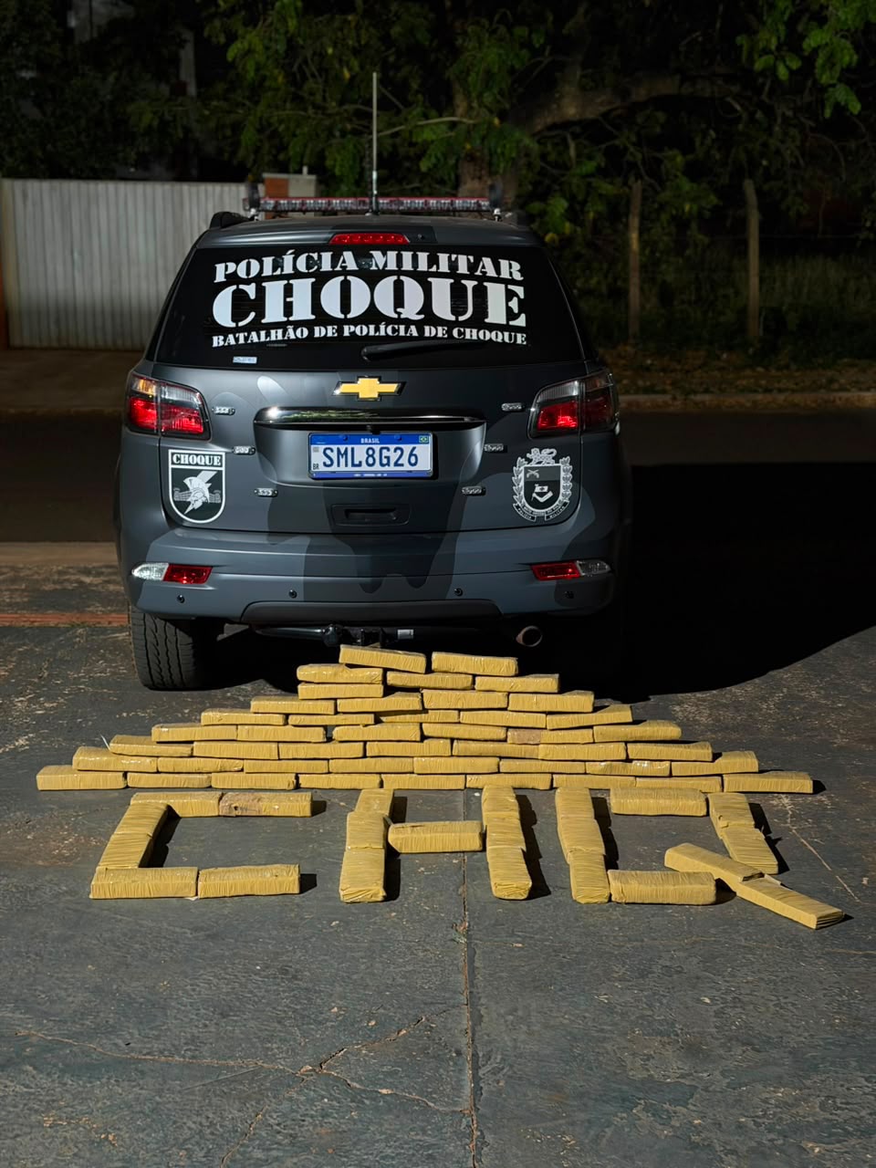 Cigarro de maconha leva à descoberta de 65 kg da droga em casa na Capital