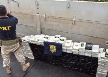 PRF apreende 420 quilos de cocaína e prende pai e filho PRF apreende 420 quilos de cocaína e prende pai e filho