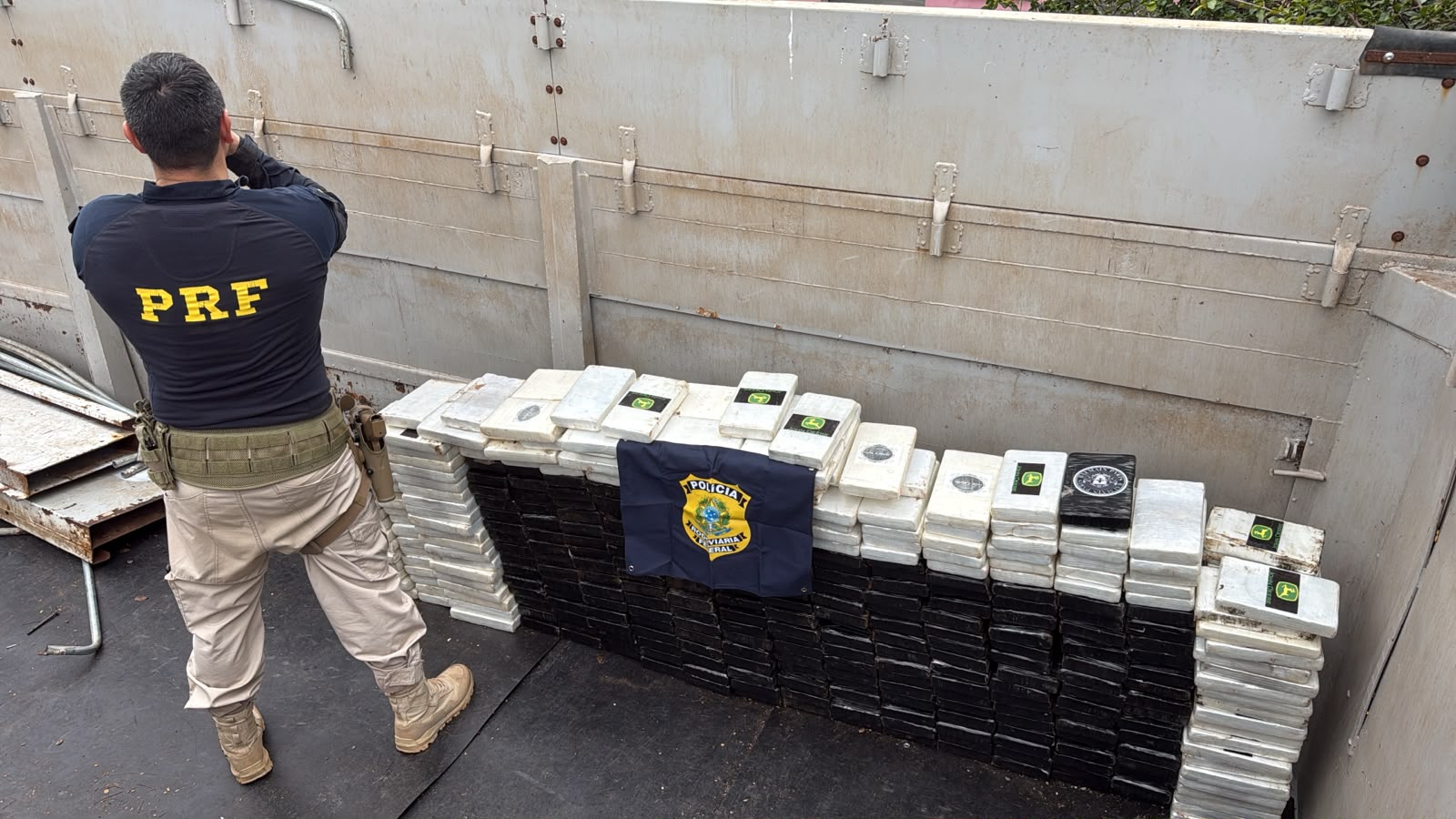 PRF apreende 420 quilos de cocaína e prende pai e filho