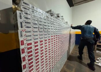 Fuga termina com apreensão de carga de cigarros contrabandeados Fuga termina com apreensão de carga de cigarros contrabandeados
