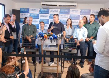 Riedel destaca “atitude de grandeza” de Nelsinho em abrir mão de candidatura e assumir suplência de Reinaldo Riedel destaca “atitude de grandeza” de Nelsinho em abrir mão de candidatura e assumir suplência de Reinaldo