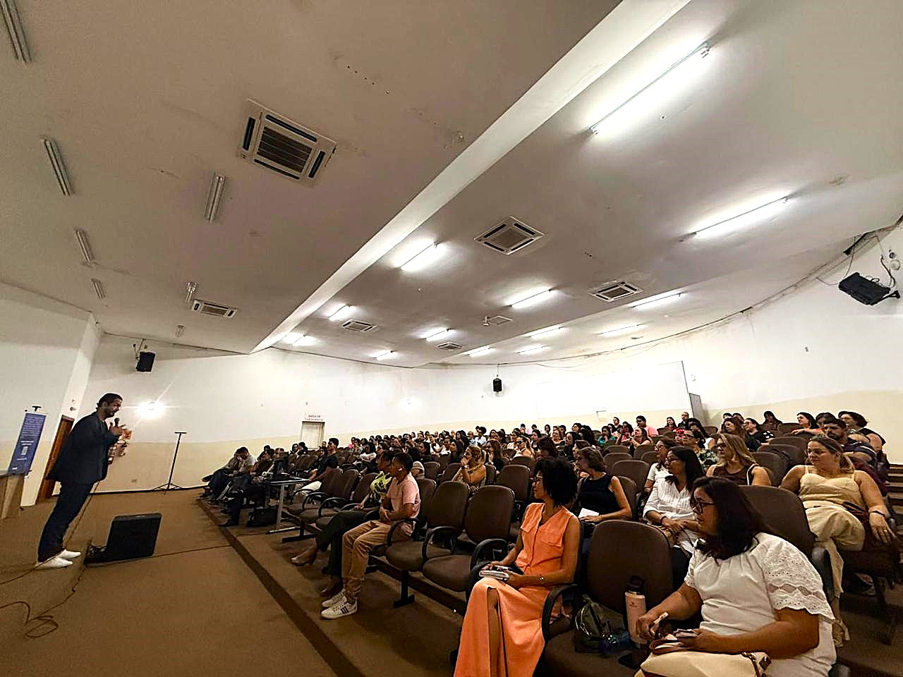 Curso de saúde mental qualifica 368 educadores da Reme  