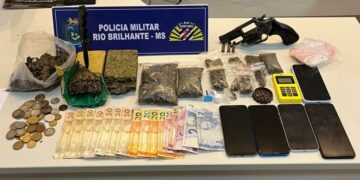 Denúncia de compra de cocaína leva PM a ponto de tráfico e termina com duas prisões