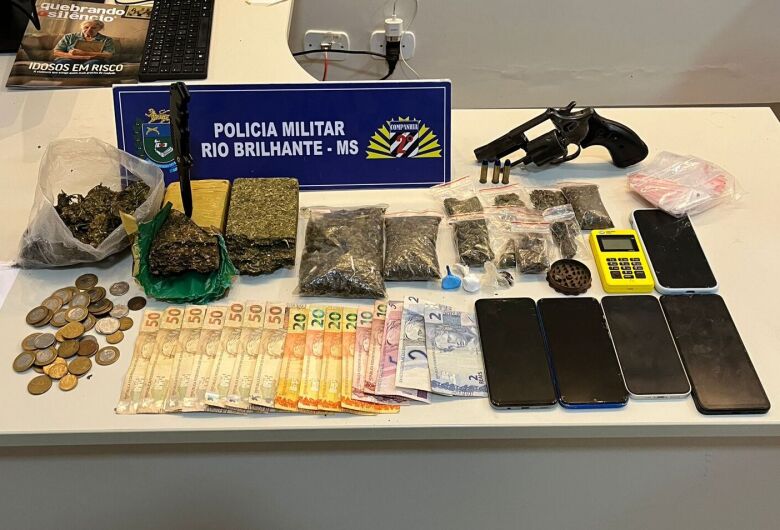 Denúncia de compra de cocaína leva PM a ponto de tráfico e termina com duas prisões