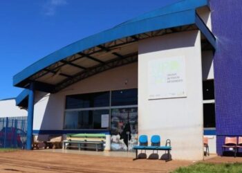 Motociclista é atingido por caminhão e fica ferido em cruzamento movimentado Motociclista é atingido por caminhão e fica ferido em cruzamento movimentado