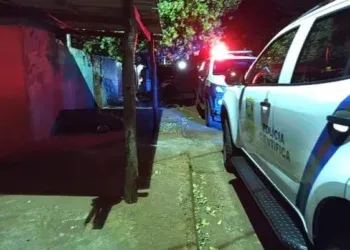 Perseguido por dupla de moto, homem tenta se esconder em casa, mas é morto a tiros Perseguido por dupla de moto, homem tenta se esconder em casa, mas é morto a tiros